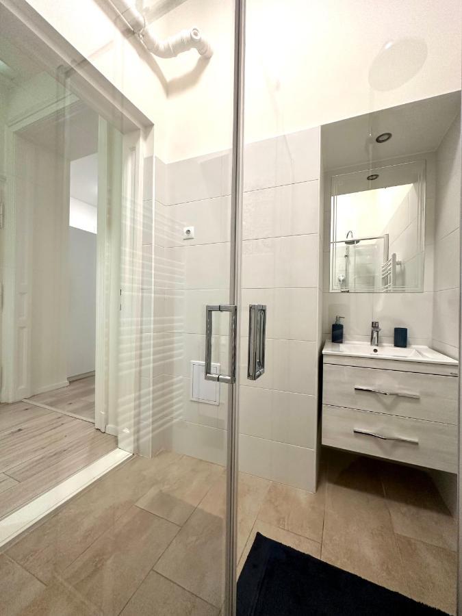 Luxury Huge - 92m2 - 3 Bedrooms - 3 Air Conditioners - Free Garage!!! Apartment Budapest