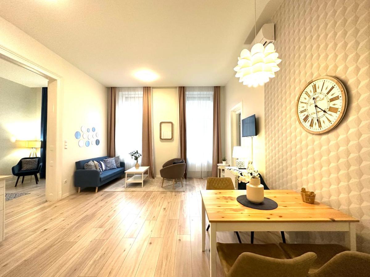 Apartment Luxury Huge - 92m2 - 3 Bedrooms - 3 Air Conditioners - Free Garage!!! *