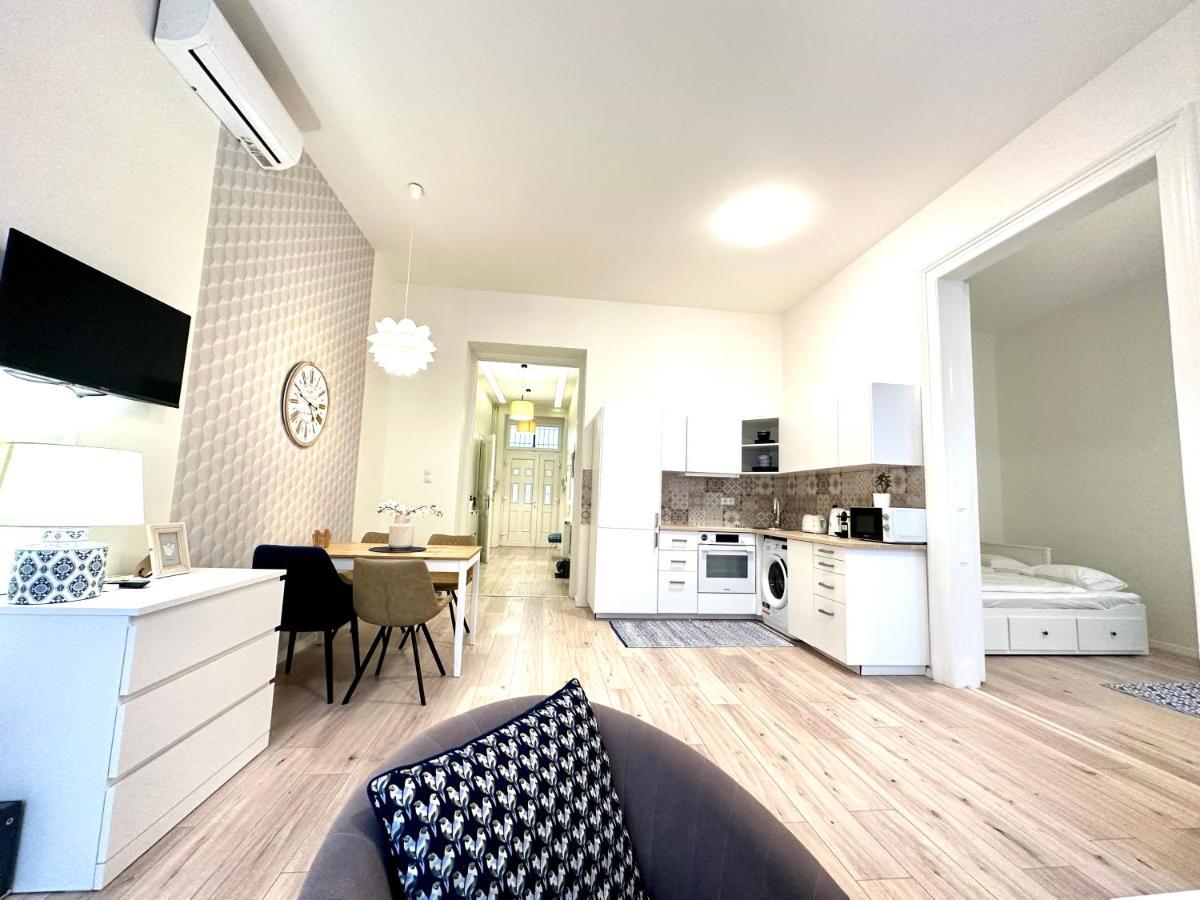 Luxury Huge - 92m2 - 3 Bedrooms - 3 Air Conditioners - Free Garage!!! Apartment Budapest